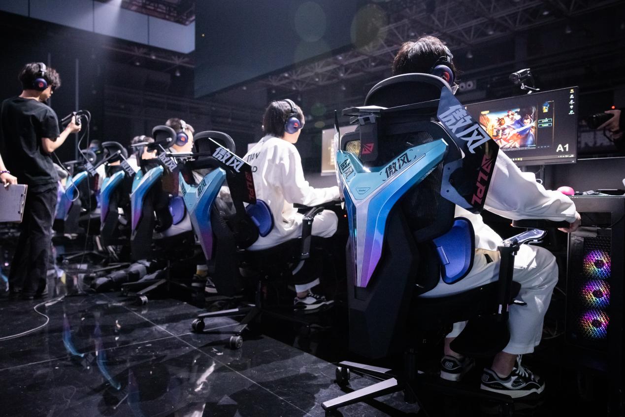 风G7电竞椅见证冠军加冕时刻pg电子首页恭喜AL登顶！傲