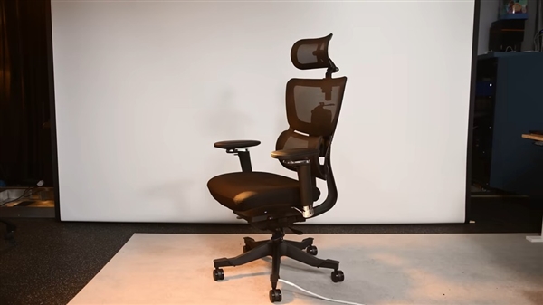 RTX 4060塞进电竞椅：一根线即可运行pg电子首页这椅子不简单！9800X3D+(图1)