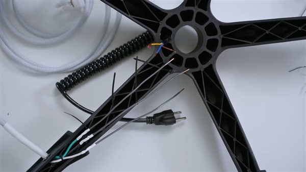 RTX 4060塞进电竞椅：一根线即可运行pg电子首页这椅子不简单！9800X3D+(图2)