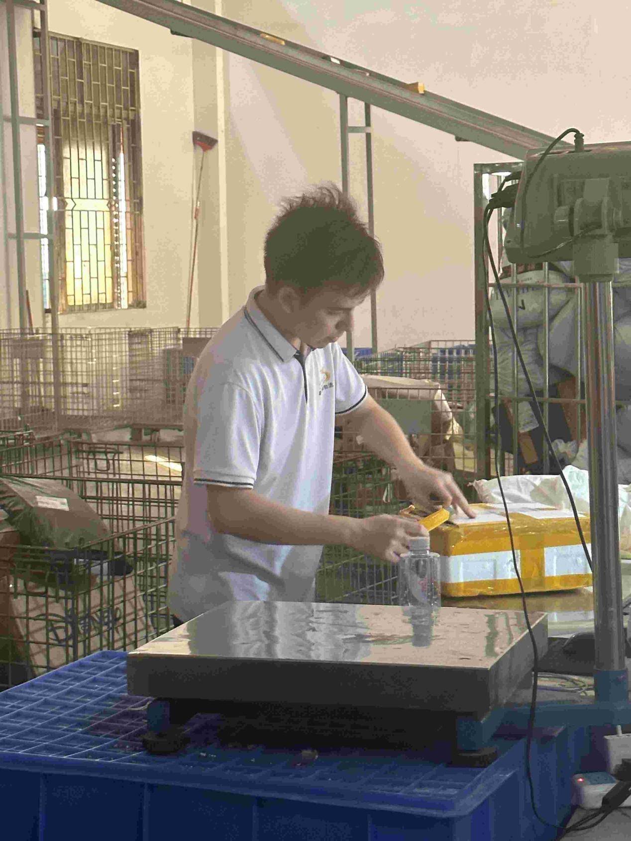 相：电脑椅如何安全集运？实测3层防护方案pg电子免费模拟器游戏香港人网购大件真(图3)